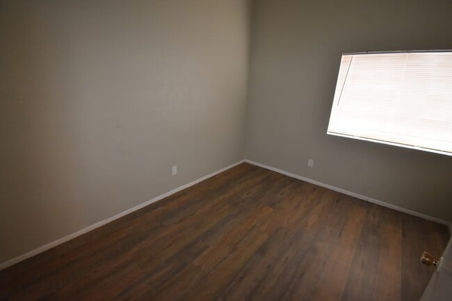 Building Photo - 156 E 21st St