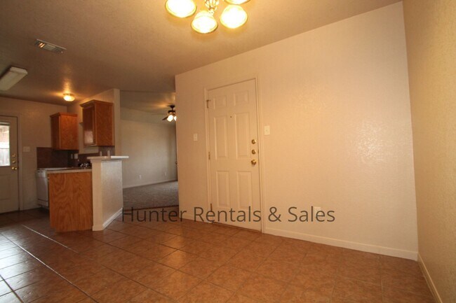 Building Photo - Live in Style!