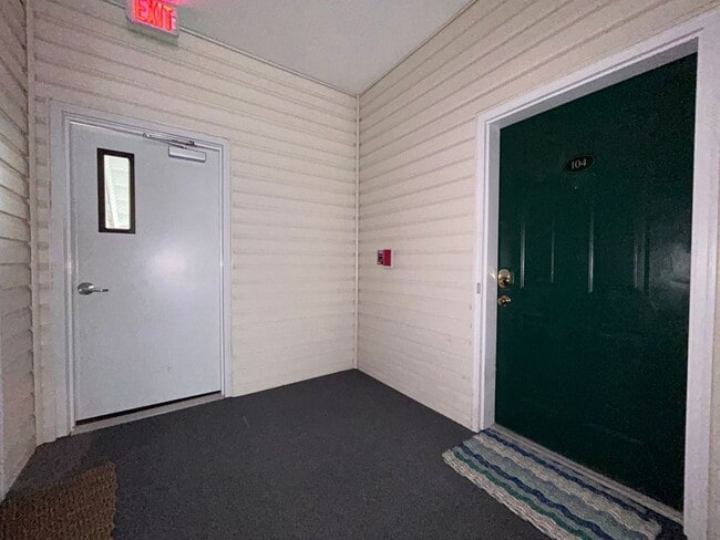 Building Photo - Gated community on the bay side of Shore Dr! "ASK ABOUT OUR ZERO DEPOSIT"