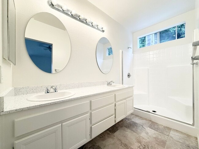 Building Photo - Single Story in Rancho Del Oro!