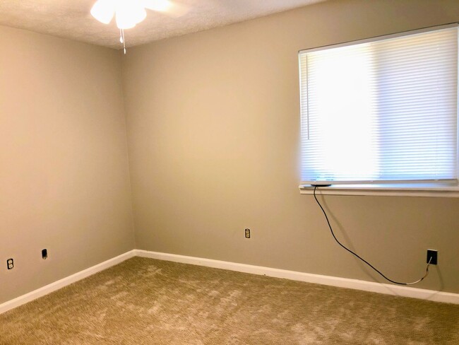 Building Photo - 2 bedroom 1 bathroom Duplex | Landscaping Included