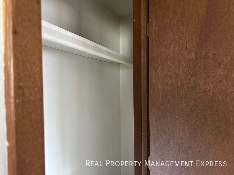 Building Photo - Spacious 2 Bedroom Apartment