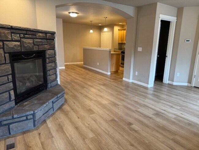 Building Photo - MOVE IN SPECIAL $500 OFF FIRST MONTH RENT ...