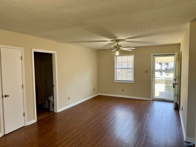 Building Photo - 508 McClellan St E