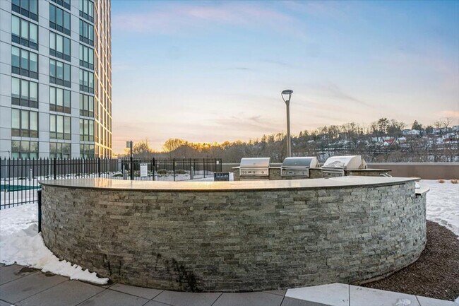 Building Photo - 57 Bank St