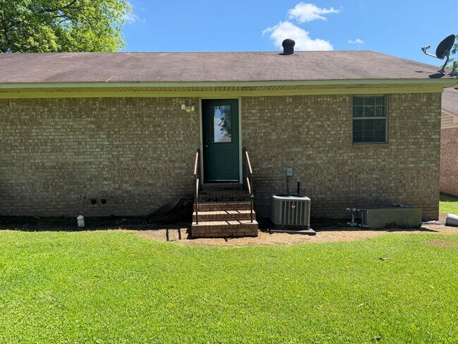Building Photo - 2 Bed 1 Bath Duplex