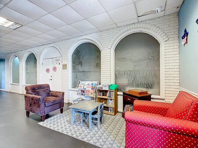 Building Photo - 4645 N Socrum Loop Rd