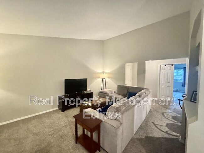 Building Photo - 15433 Country Club Dr