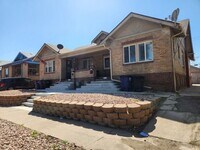 Building Photo - Bright & Updated 3-Bedroom Upper Unit All Utilities Included!