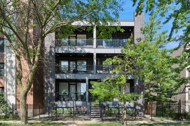 Primary Photo - 4932 N Kenmore Ave