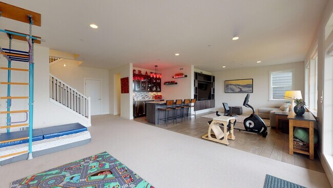 Building Photo - Issaquah highlands 5 bedroom plus Den and 5.5 bathroom newer home with a lot of amenities!!!  A m...