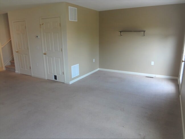 Building Photo - Spacious Townhouse with 2 Master Suites and Full Basement