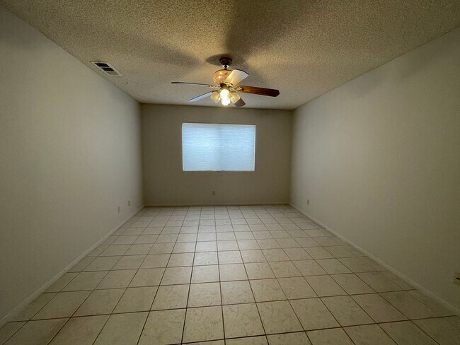 Building Photo - Two Bedroom Two Bathroom Home in Hemet!