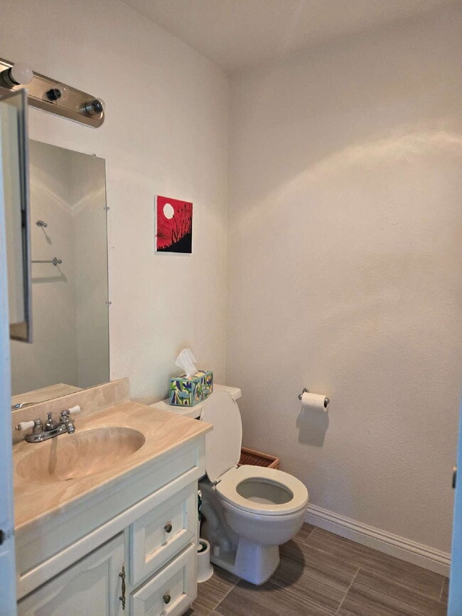 Building Photo - Spacious 3-bed, 2-bath condo is located in the heart of UTC, right on the UCSD bus line! It featu...