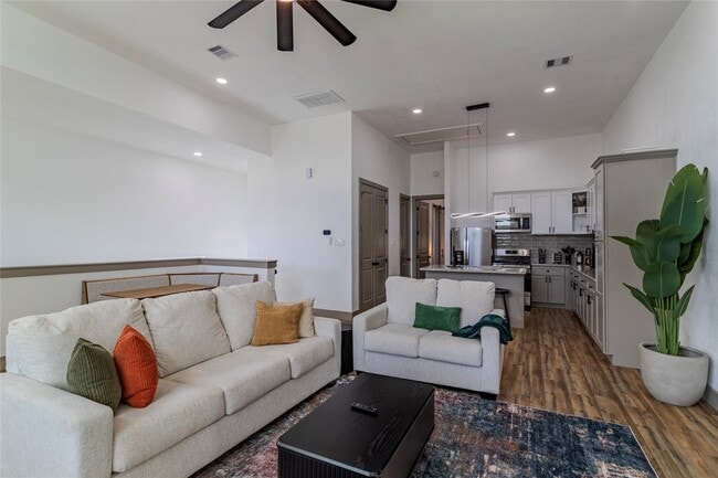 Building Photo - 5901 Crest Ct