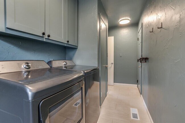 Building Photo - 3213 NW 61st Pl