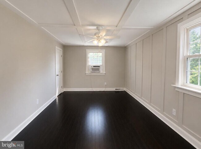 Building Photo - 256 W Beidler Rd