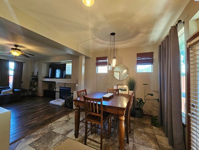 Building Photo - Well Kept Townhouse with Yard Care Included