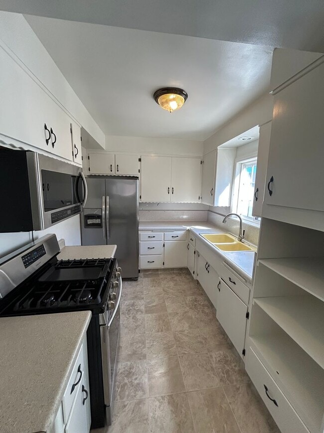 Building Photo - Lovely house for rent: 4 bed 1.75 bath in ...