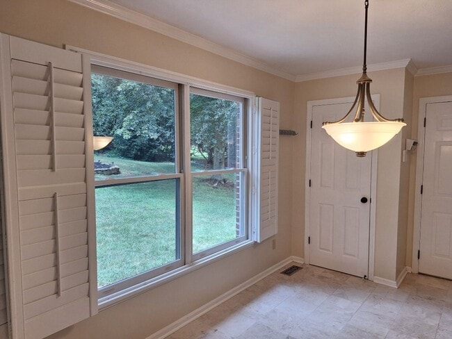 Building Photo - 4bd/3 bath located in desirable neighbor i...