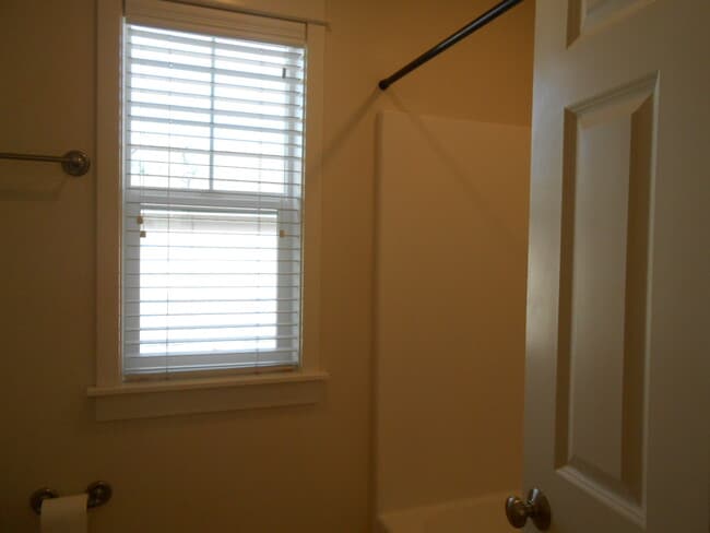 Building Photo - 1056 NE Parkview Ct
