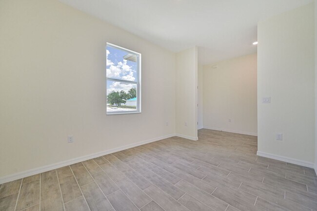 Building Photo - ** 3 + Den Home in NW Cape ~ 2 Car Garage **