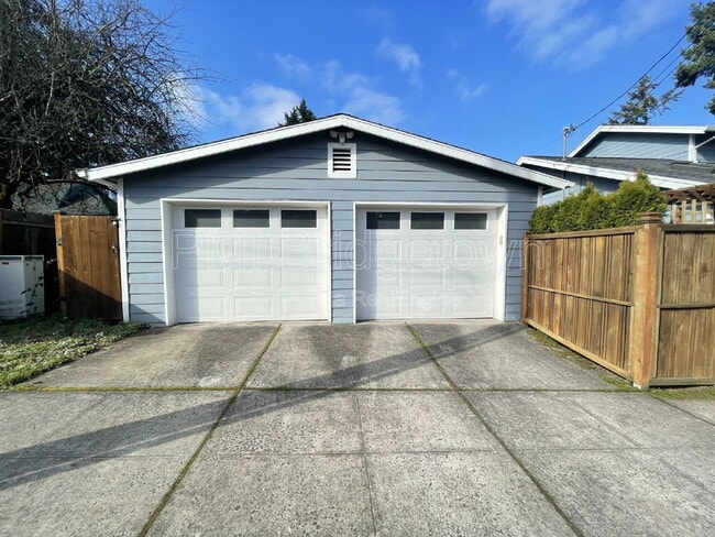 Building Photo - 4834 SE Kelly St