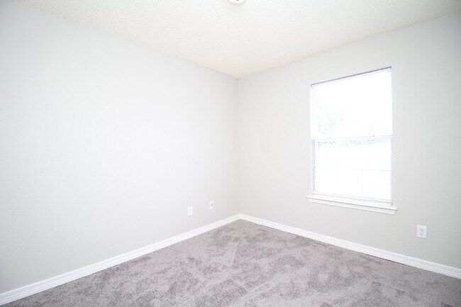 Building Photo - Gulf Breeze 3-Bedroom, 1-Bath Home Zoned for Top Schools with Quick Access to Pensacola and Pensa...