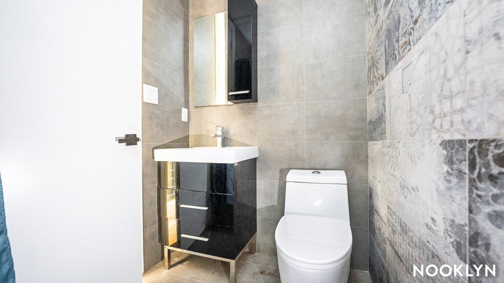 Building Photo - 18-15 Putnam Ave