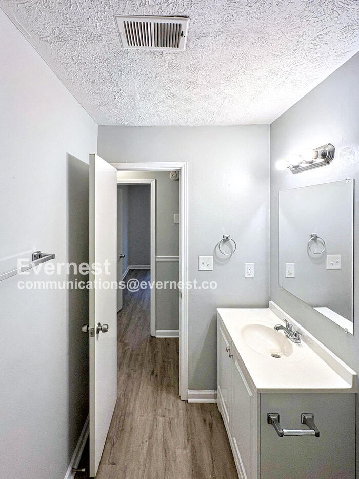 Building Photo - 8572 Glenwoods Dr