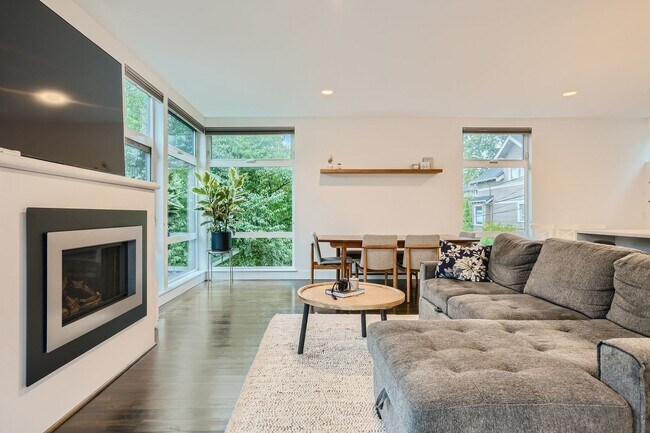 Building Photo - Queen Anne Home