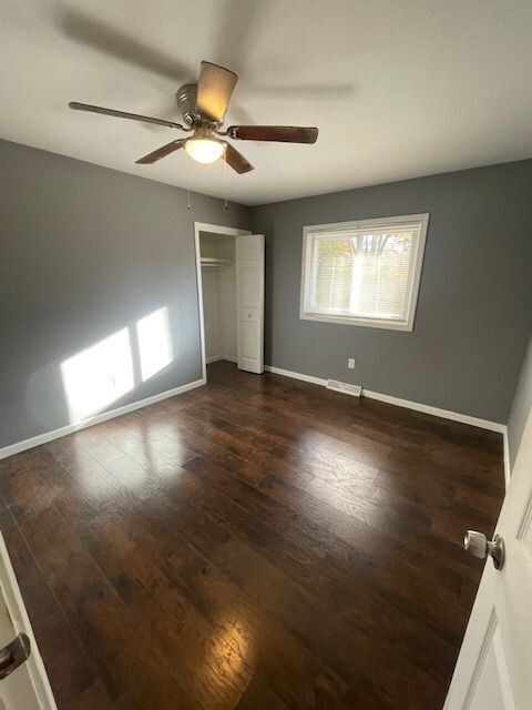 Building Photo - 3 bedroom home with sun room close to lake!