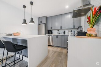 Building Photo - 2715 Tigertail Ave