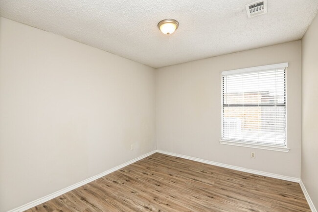 Building Photo - 4702 Waxwing Dr