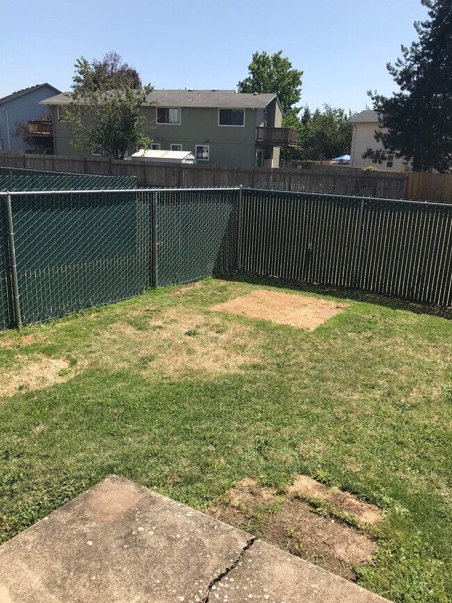 Building Photo - (SAM 15) 3 bedroom and 1.5 Bathroom duplex