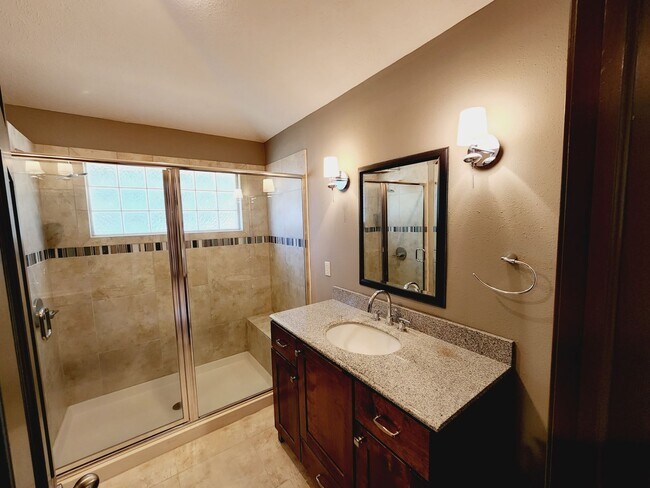 Building Photo - Spacious & Unique in Twin Oaks, Southwest ...