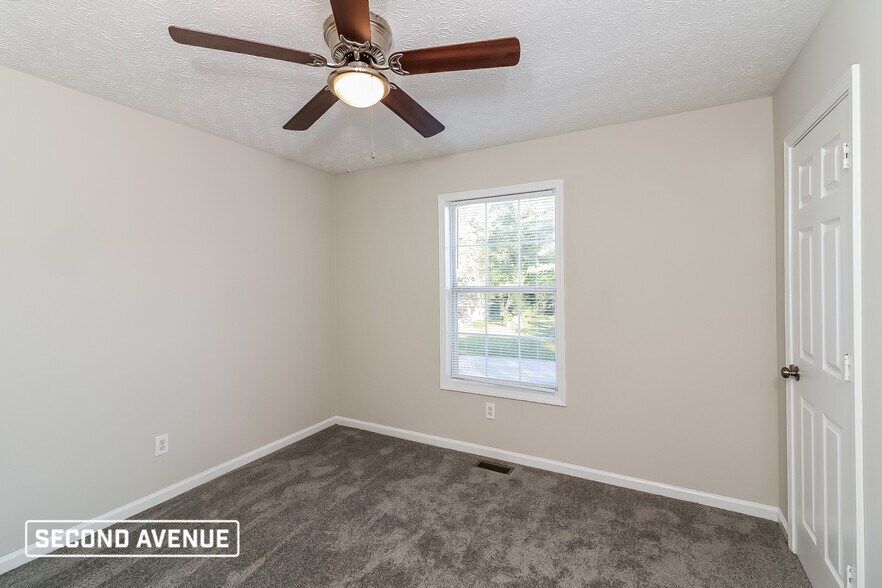 Building Photo - 400 N Hickory Ln