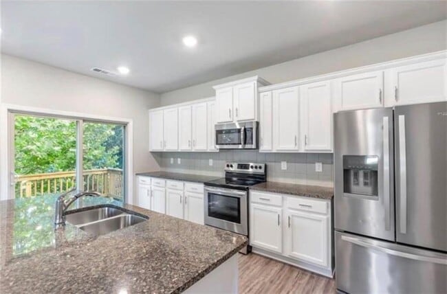 Building Photo - 717 St James Pl