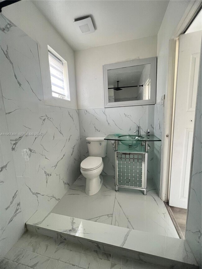 Building Photo - 1711 Thomas St