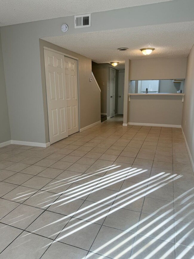 Building Photo - 861 Nutmeg Pl