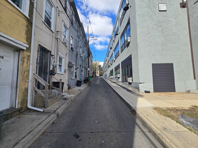 Building Photo - 528 N Jute St