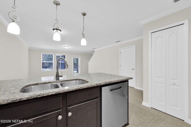 Building Photo - 452 Walnut Dr