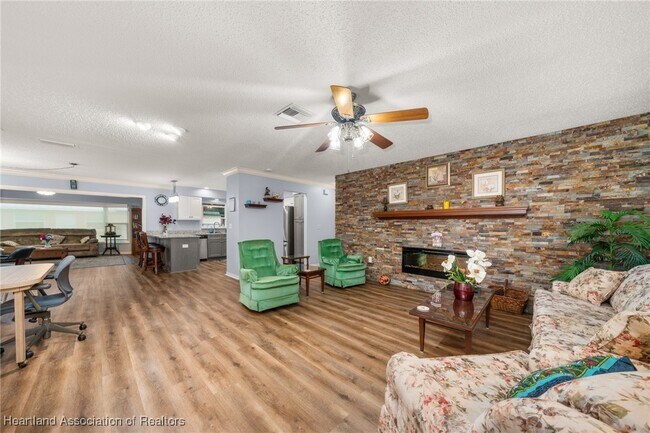 Building Photo - 360 Grove Cir