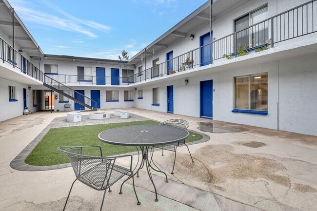 Building Photo - ONE MONTH FREE RENT!! SELECT UNITS!! U of ...