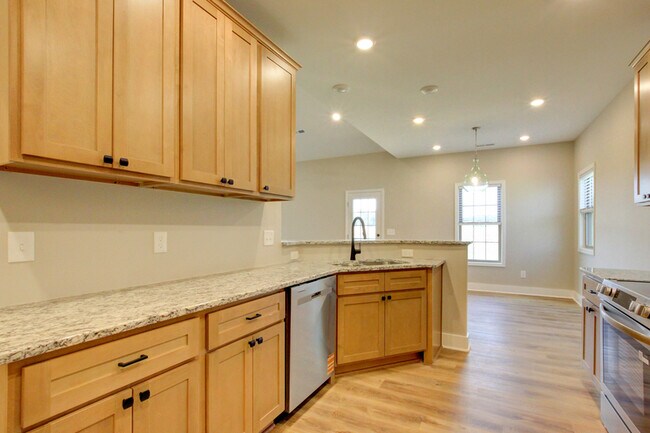 Building Photo - 102 Riverbend Dr