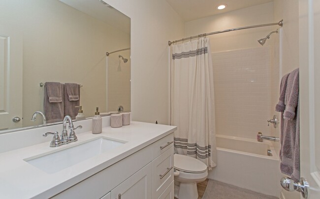 Building Photo - Large Corner-End Townhouse in Oceanside!