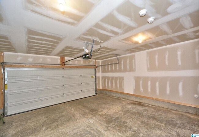 Building Photo - 6558 Creek Cir