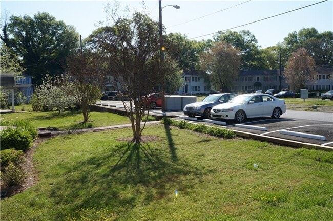 Building Photo - 583 Colonial Cir SE