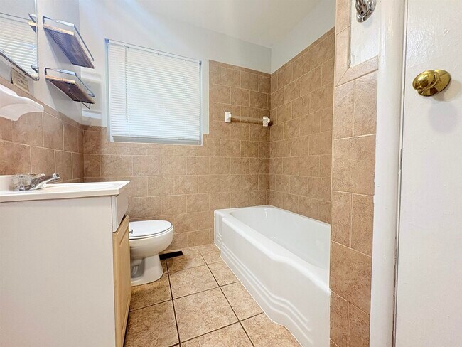 Building Photo - 1504 Sunset Ln