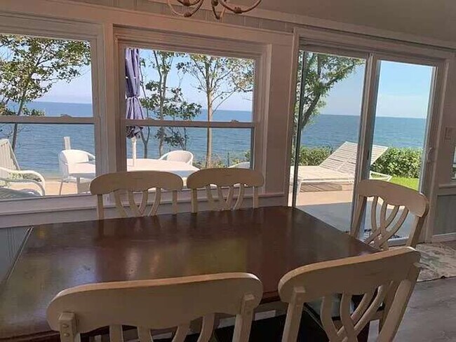 Building Photo - 7 Oak St